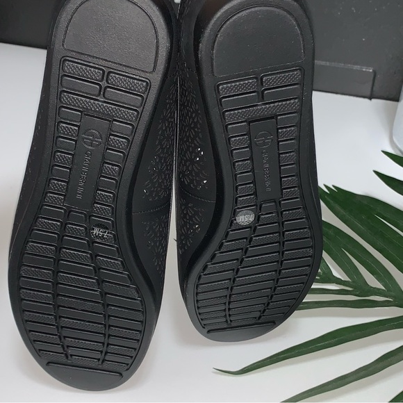 GIANI BERNINI Odeysa slip on black flats size 7.5 - Picture 9 of 9